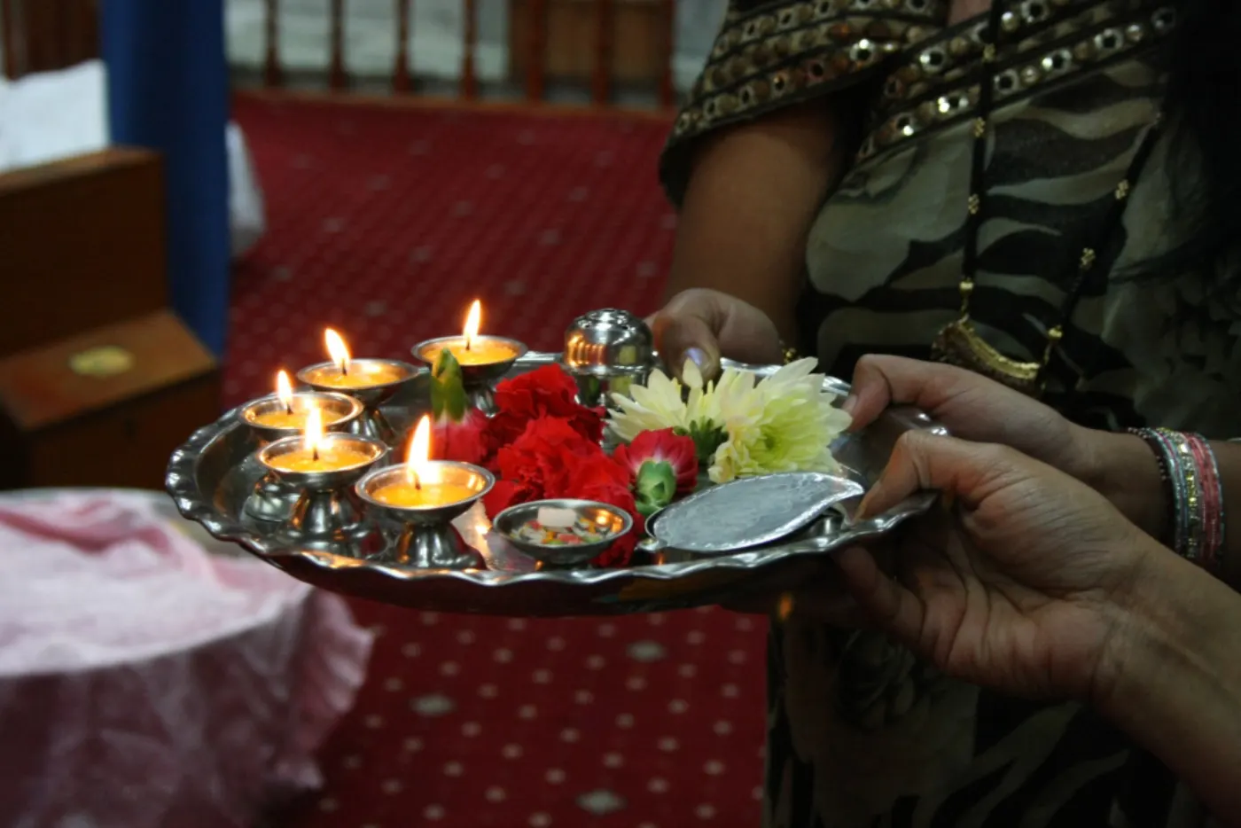 आरती थाली — दीप, पुष्प, नैवेद्य